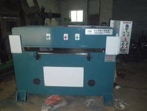 Řezací stroj hydraulického typu